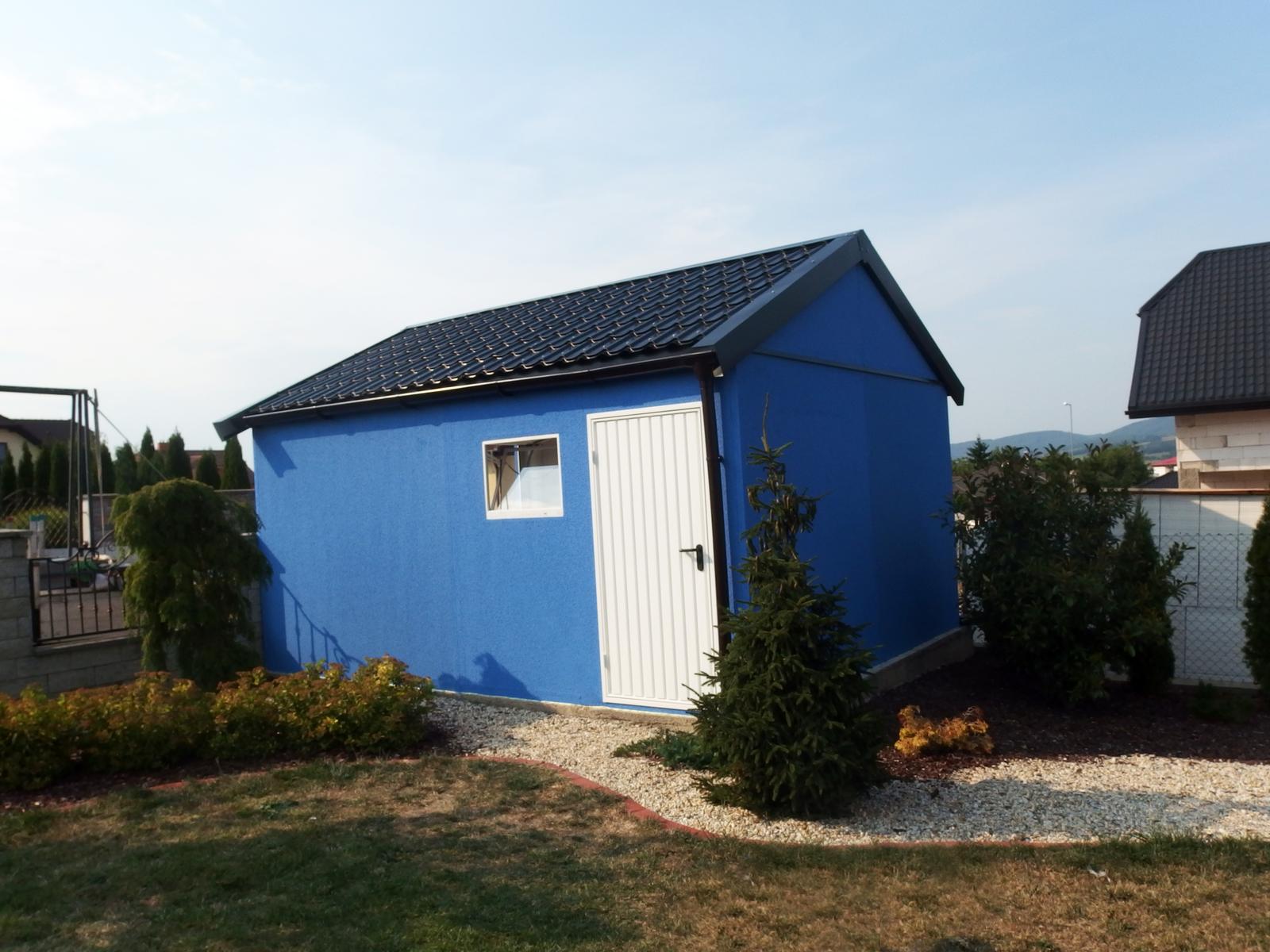 Montované garáže GARDEON - Garáž so sedlovou strechou s modrou omietkou