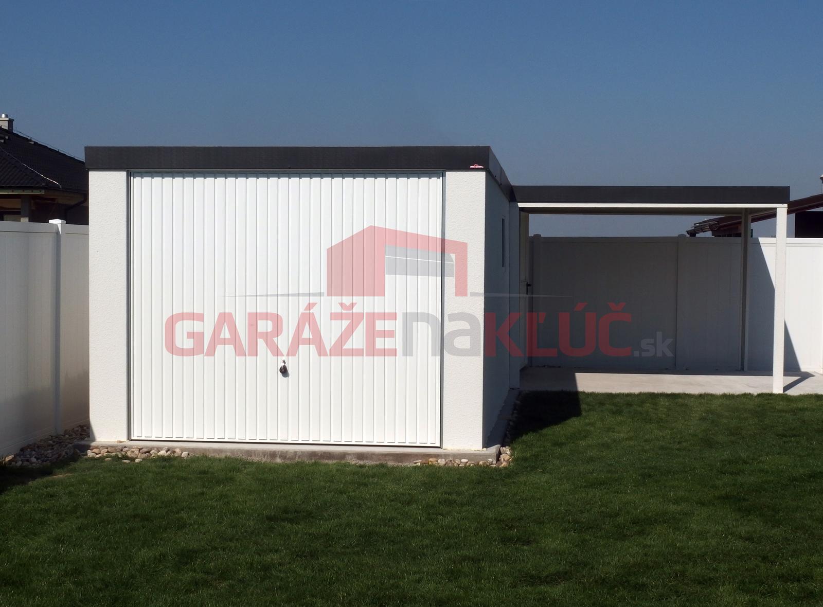 Montované garáže GARDEON - Garáž pre jedno auto s prístreškom a bielou bránou
