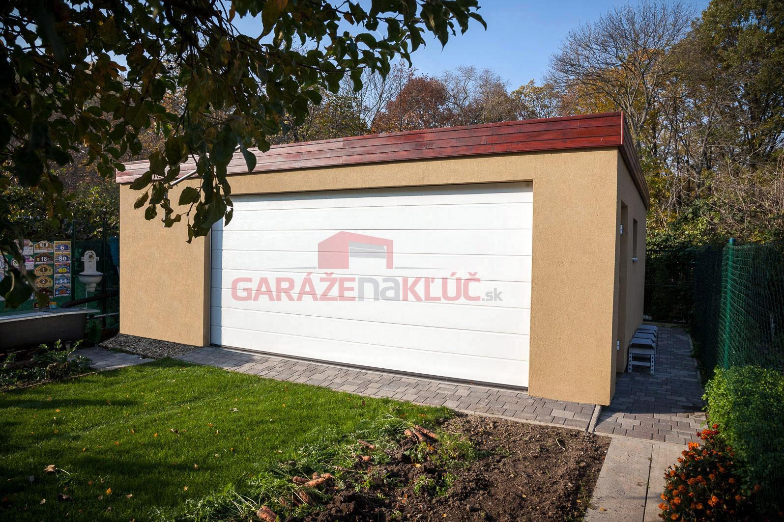 Montované garáže GARDEON - Montovaná garáž pre dve autá s béžovou omietkou