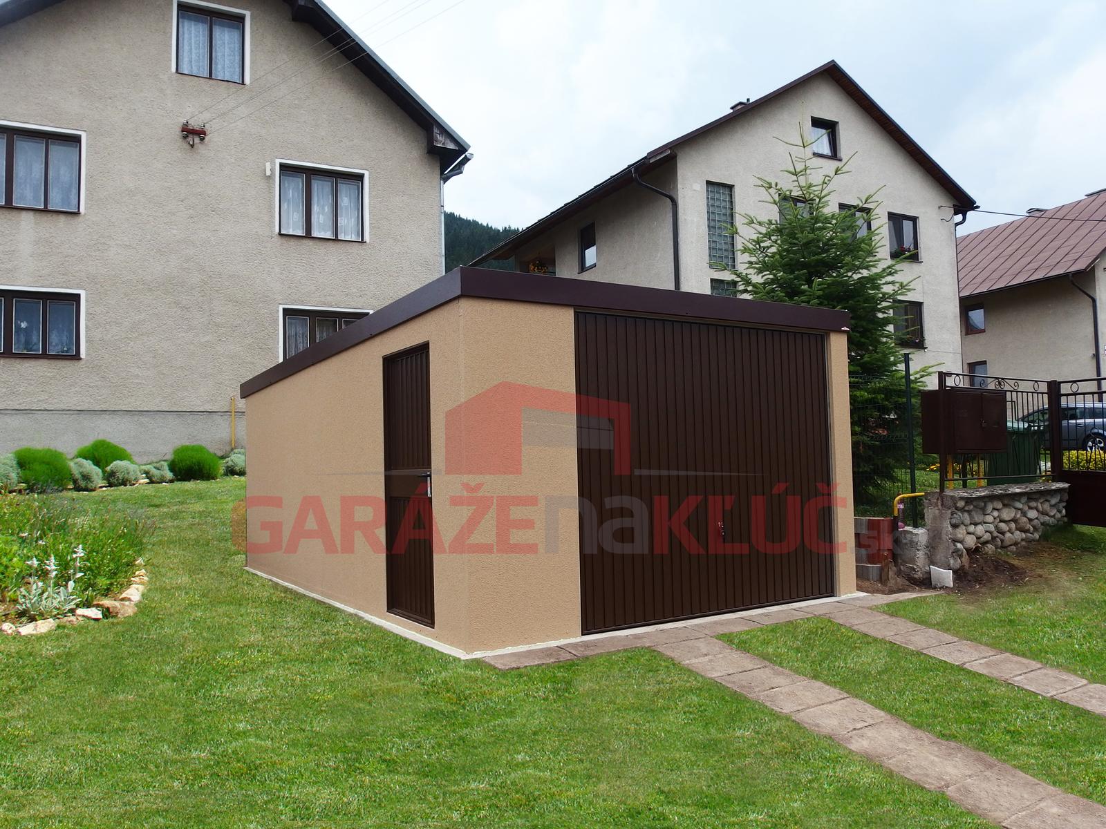 Montované garáže GARDEON - Garáž s béžovou omietkou a hnedou bránou