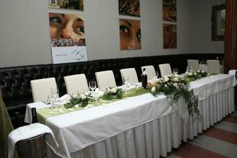 krasne prestrete stoly v Au Cafe