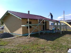 Záver tretieho dňa. Chlap s metlou na streche! Asi sa chystá odletieť...