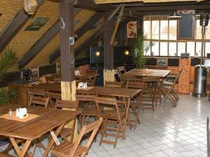 ..nebo stejná restaurace,ale venku v altánku