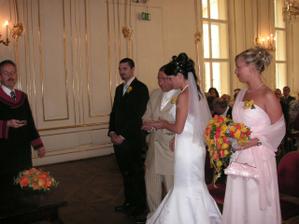 a uz je to tady!!predavame si prstynky!!!