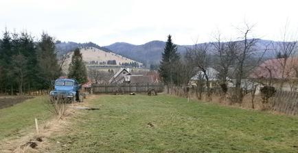 Vytýčené rohy domčeku kôli sťahovaniu ornice a zrovnávaniu terénu (+1 meter prípusť z každej strany)