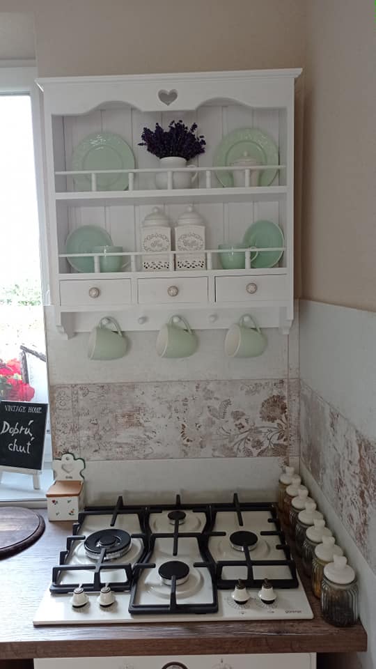 Pred a po: Provensálska kuchyňa v novom šate - Tento rok celú kuchyňu vymaľovali, niečo pridali a niektoré časti úplne odstránili. Instagram pani Adriany: https://www.instagram.com/fararovatothova/ :) 