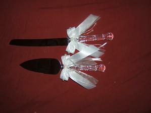 Krasny elegantny set pre krajanie torty