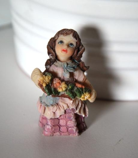 figúrka dievčatko s kvetmi - Obrázok č. 2