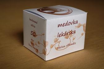 ... a vlastnoručne vytvorená krabička (asi začnem robiť také darčeky)