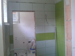 Prízemie - WC Jul_18_2013 - lepenie dlaždíc - ARTE New Pistacio - bočné steny - deň tretí