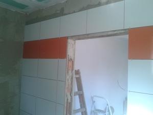 Prízemie - Sprcha Jul_23_2013 - lepenie dlaždíc - ARTE New Naranja - prvá stena - deň Siedmy