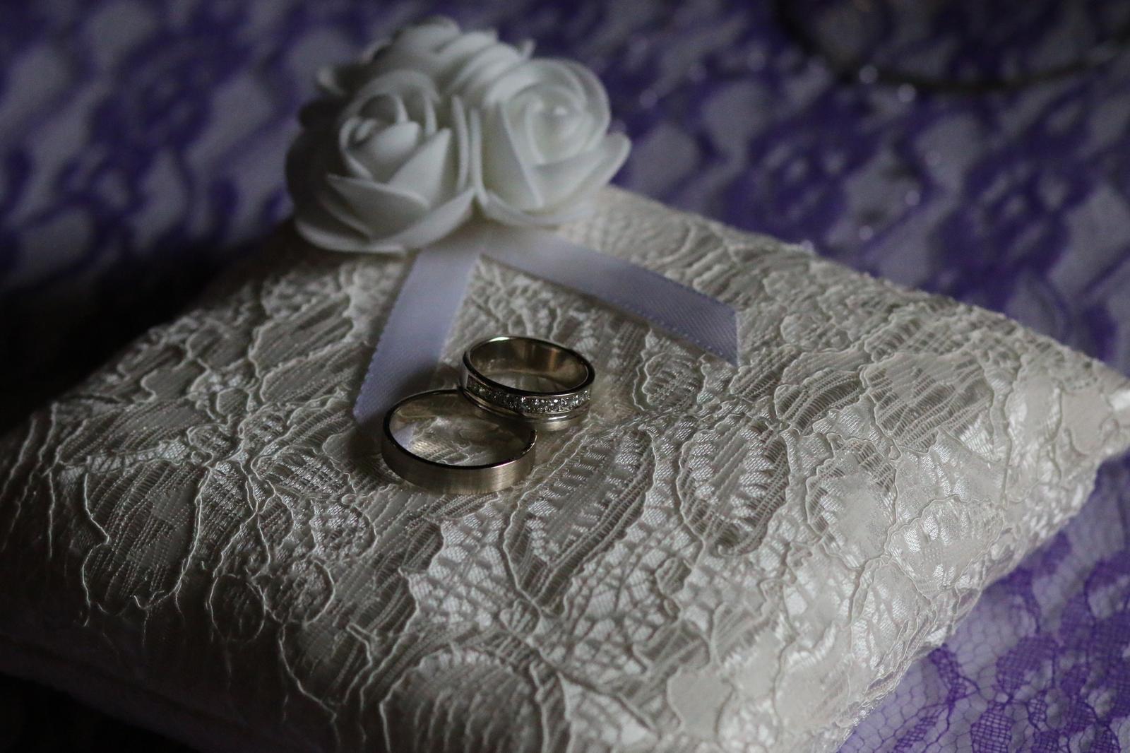 Něžný polštářek na svatební prstýnky - Obrázek č. 1