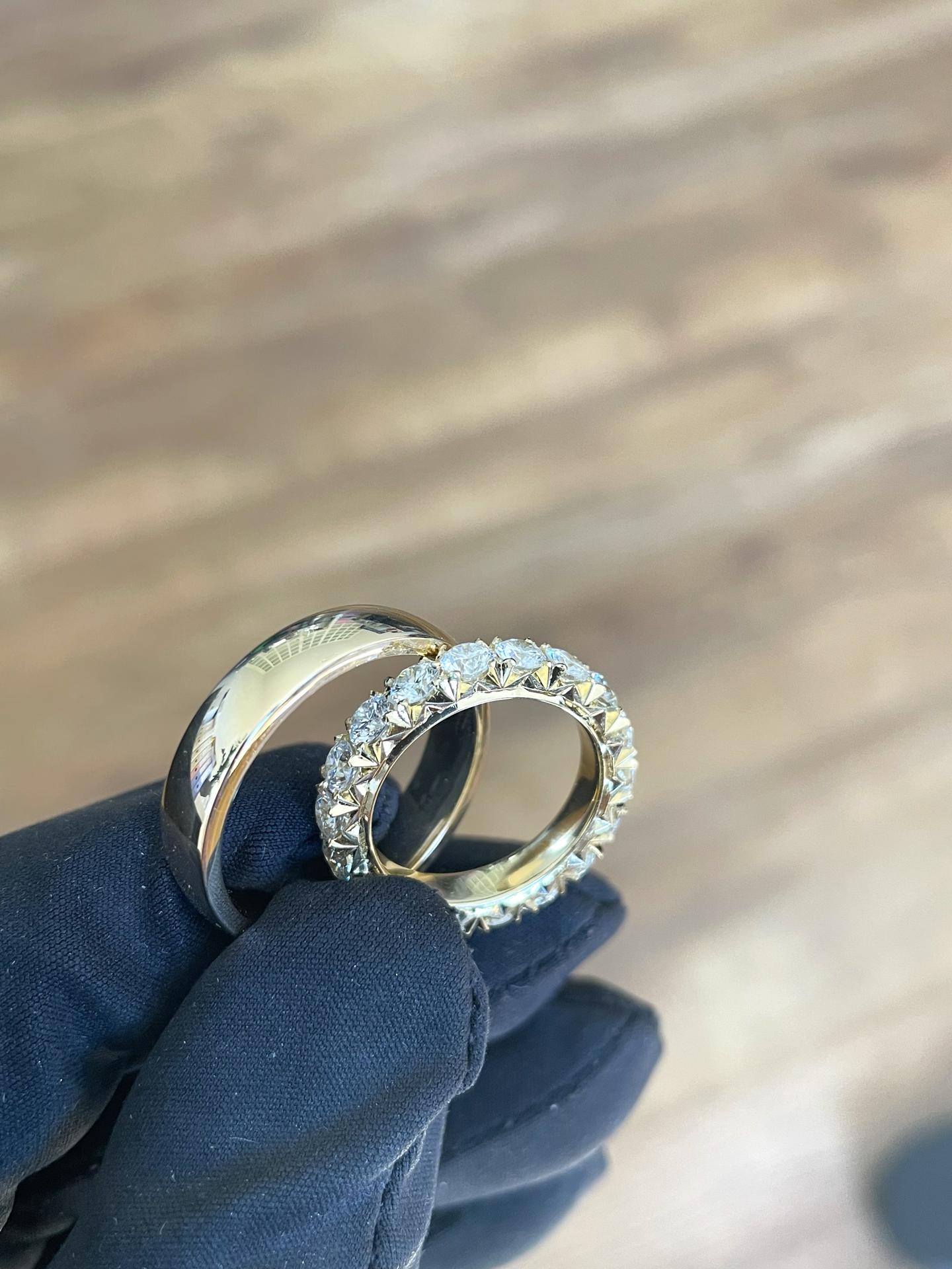 egne - Krásne a masívne obrúčky z 18k zlata. Dámsku zdobia diamanty s priemerom 3.5mm   farbou E-F a čistotou VVS. Dokonalé prstene, vyrobené kompletne ručne.