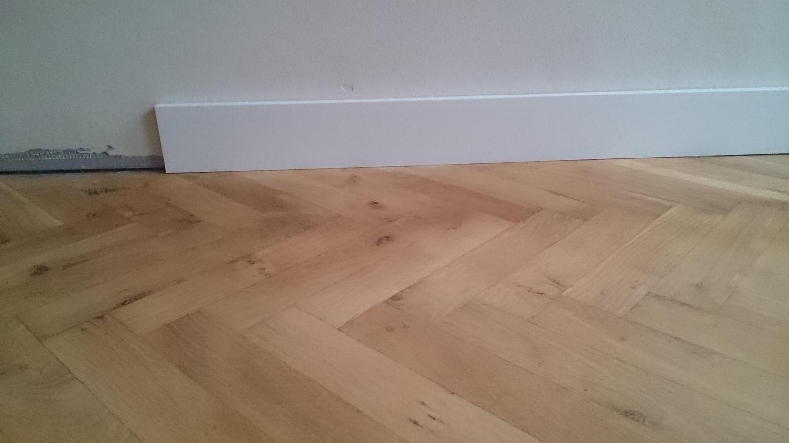 Rekonstrukce - Nová dubová podlaha a nové lišty v ložnici