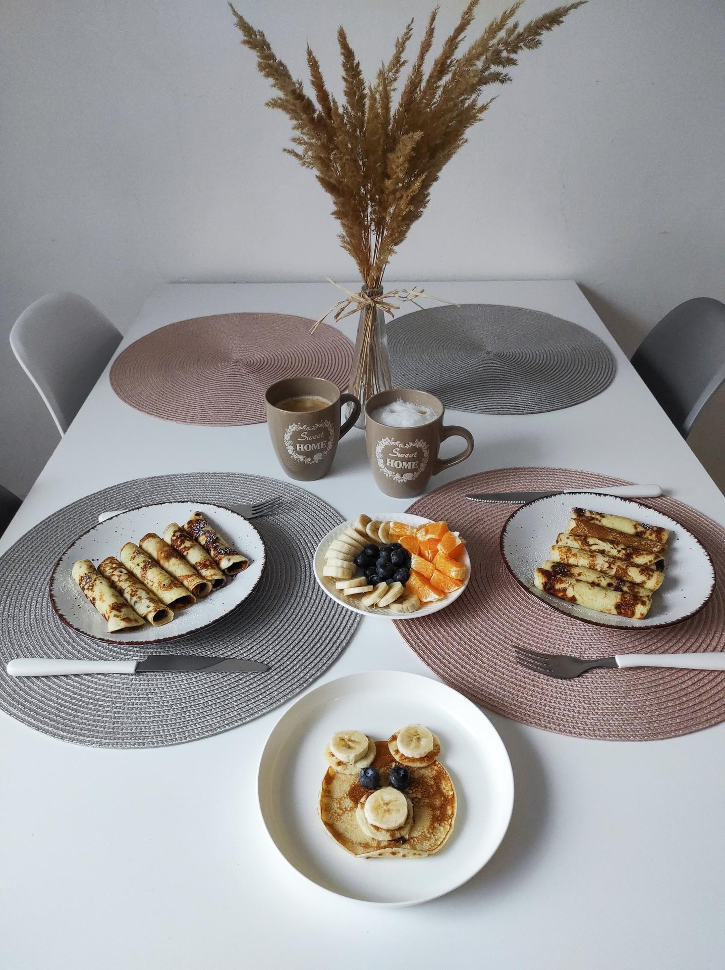 2022🏠❤️ - Krásné středeční ráno ☕🐻💙
Dnešní společná snídaně, škoda, že Tobík snědl jen borůvky a pár kousků banánů 🍌🤷