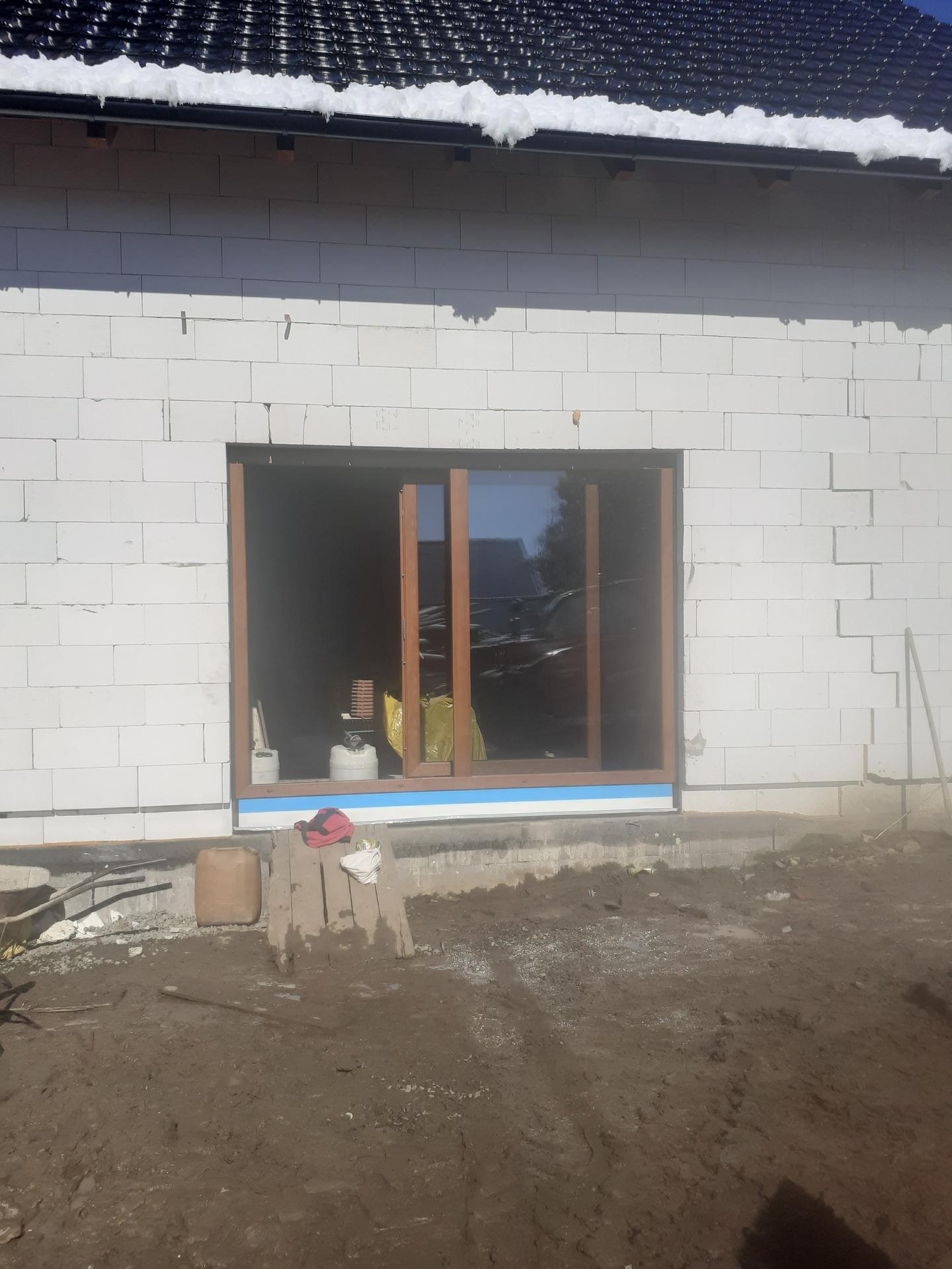 Hrubá stavba - Začátek března 2021 -okna a dveře.