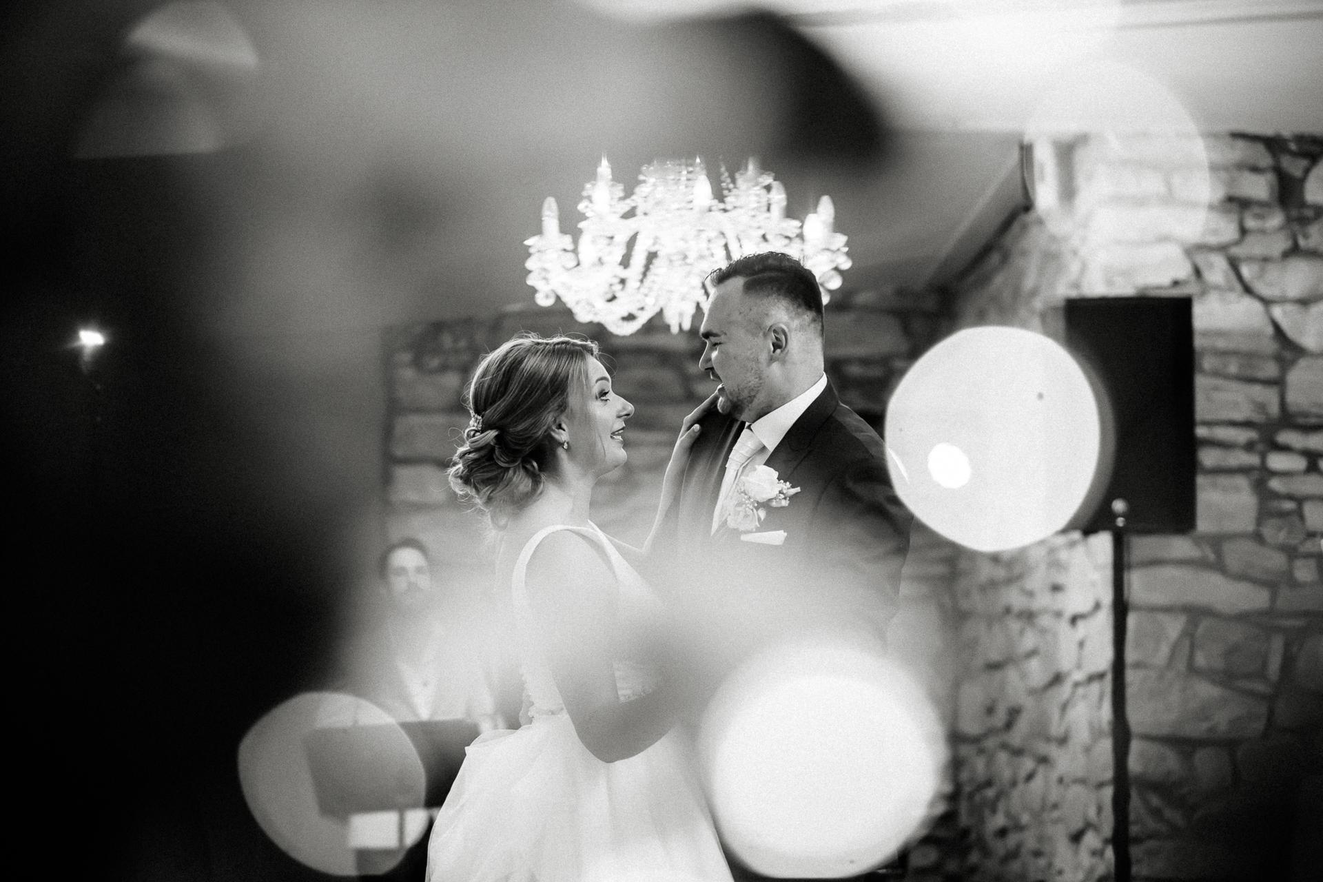 1️⃣0️⃣ černobílých fotek z naší svatby, které nejvíc miluji! 🖤🤍 - Obrázek č. 3