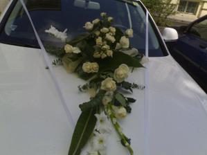 .... něco na auto, určitě bílo zelená kytka ....