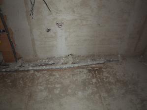 ložnicová koupelna, vlevo wc, uprostřed umyvadlo, vpravo sprcha