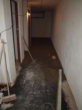 betonování podlahy ve sklepě