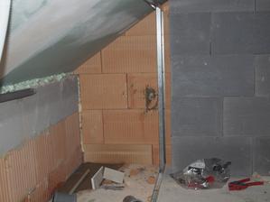 voda jde ještě do vedlejšího pokoje (šatny) aby se tam mohla udělat popř.kuchyně