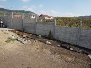 nemůžu sehnat širší textilii, budu muset nadpojovat a manžel musí udělat z drátu háky