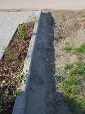 náš hodný soused stříkal trávu ve vinohradě a vzal i naši hranici, asi si myslí, že mám v záhonu plevel, vidíte jak je beton mokrý? Hned jsem keře postříkala vodou, tak snad přežijí.