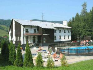 tady bude svatební hostina a ubytování pro všechny hosty. Jen ten bazén asi v dubnu ještě neužijeme :))))