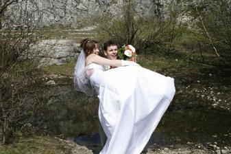 Ženich chce nevěstu hodit do jezírka!
