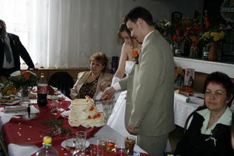 Krájení novomanželského dortu