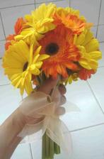 Návod ako si spraviť takúto kytičku: http://www.flower-arrangement-advisor.com/yellow-gerbera-bouquet.html