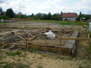 Bedníme a vylíváme základové pásy