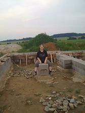 Sedím na základě pod schodištěm
