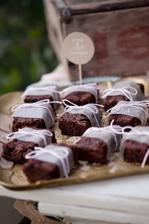 brownies - výborná pochoutka, taky ve "svatebním obleku" :)