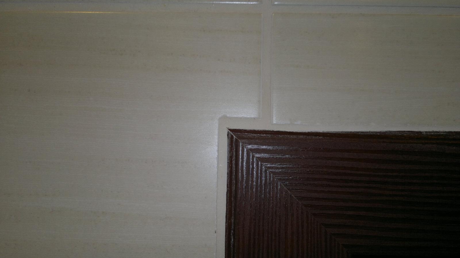 Čím se řemeslníci nechlubí, aneb co se teda fakt nepovedlo - detail u dveří - to je tak těžké dodržet tl.spáry?