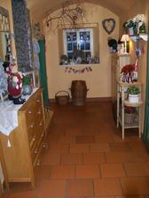 Máme starou chalupu, tak chodba je taky postaru. Klenby a metrové kamenné zdi, které jsou samá nesrovnatelná nerovnost. Ale nám se to tak i líbí.