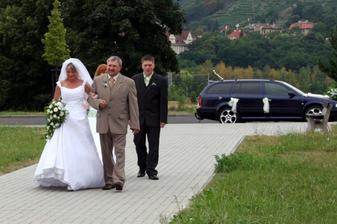 S tatínkem a s družbou na cestě do kostela.