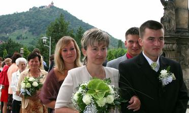 Ženich s maminkou před kostelem