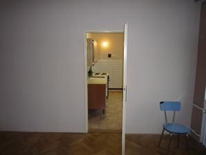 Z obýváku do kuchyně, otvor bude zvětšený
