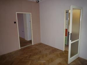 Vpravo kuchyň, vlevo budou dveře zazděné