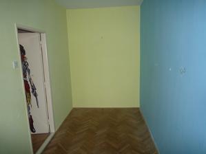 Pokojíček, dveře budou posunuté úplně u zdi