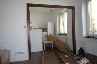 Obložka mezi kuchyní a obývákem