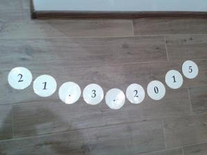Na foceni, jde to spatne videt, ale je to krajkove kolecko a dole merunkovy papir :-)