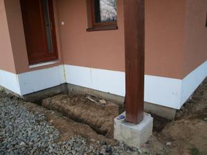 Práce pokračují i venku. Po zateplení základové desky přišly na řadu schody.