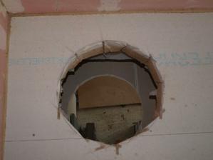 Díra... Montážníci nechali prostor pro komín ve stropě nad přízemím prázdný, zakryli ho "jen" horní vrstvou podlahy (4x hobra a 2x Fermacell), ale stejně to nešlo prořezat, krbaři si pěkně mákli:)