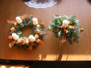 Adventní výzdoba, letos laděná do oranžové a stříbrné