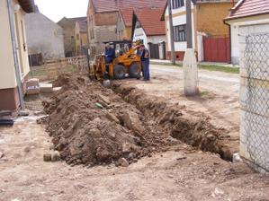 kopeme základy pro plot