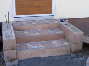 hotové schody z kotelny na zahradu, ještě musí vytvrdnout beton