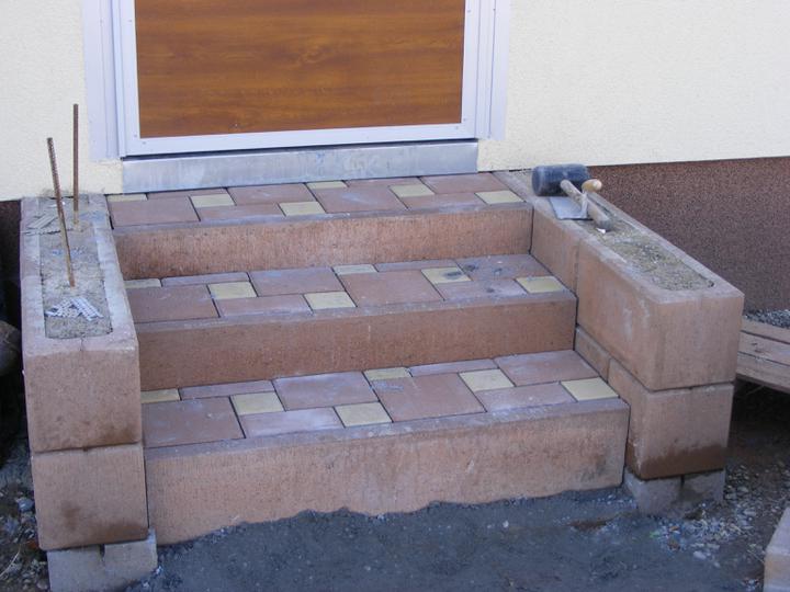 NOVA 101 - okolí domu - hotové schody z kotelny na zahradu, ještě musí vytvrdnout beton