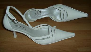 moje svadobne topanky, ktore som usilovne hladala..no proste c.41/42-tazko tazko s takou nohou :-)